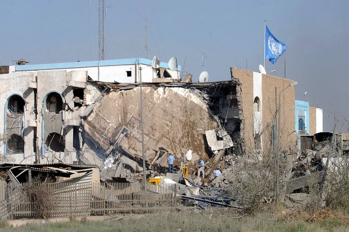 Irakilaiskapinalliset hyökkäävät YK:n päämajaan Irakin pääkaupungissa Bagdadissa vuonna 2003. Kuva: YK-kuva/AP Photo.